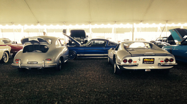 Ein eher seltener Anblick -zwei attraktive Europäer, aber aufgepasst - aus dem 246er Coupé hat ein findiger US-Carrossier einen Targa gezaubert - Mecum Kissimmee 2015