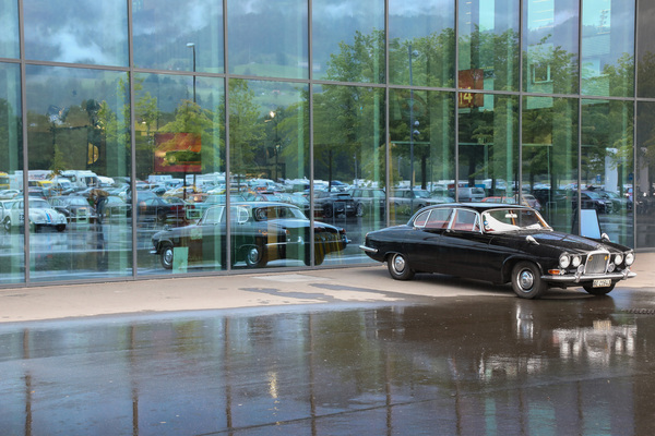 Ein einsamer Jaguar Mark X vertritt die Jaguar-Clubfarben vor den Hallen am Freitag - Swiss Classic World Luzern 2024