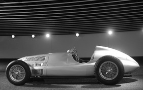 Ein eleganter Frontmotor-Monoposto, der W 165