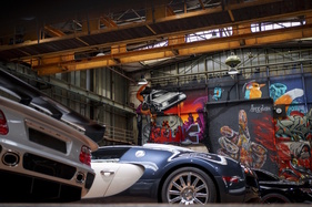 Ein farbenfrohes Graffiti-Kunstwerk bildet den Hintergrund des Supersportwagen-Bereichs – Nationales Automuseum