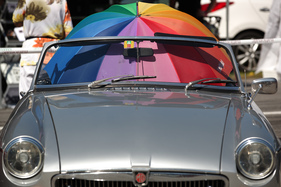 Ein farbiger Sonnenschirm hält die Polster kühl bei diesem MG B - British Car Meeting 2015 in Mollis Ein farbiger Sonnenschirm hält die Polster kühl bei diesem MG B - British Car Meeting 2015 in Mollis