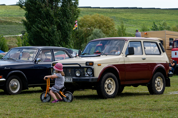 Ein früher Lada Niva in ungewohnt vornehmer Zweifarbenlackierung – OMMMA 2023