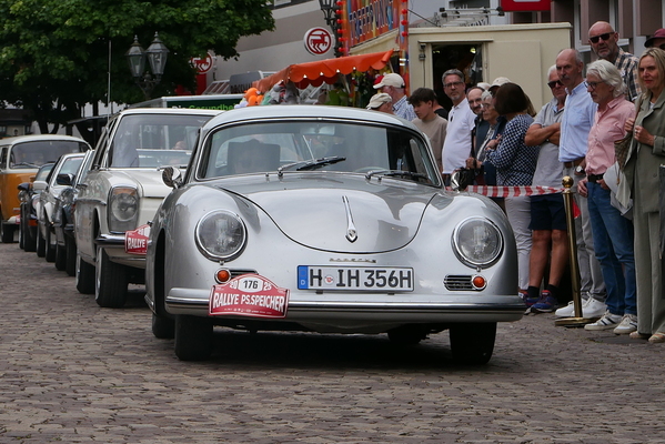 Ein früher Porsche 356, nämlich ein Modell A, erkennbar an den tief angesetzten Stoßfängern. Dieser ist von 1956 – Einbecker Oldtimertage 2025