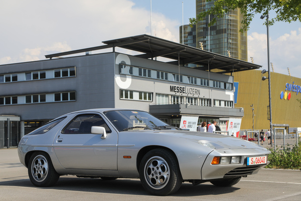 An early Porsche 928 in front of the exhibition halls - Swiss Classic World Lucerne 2023
