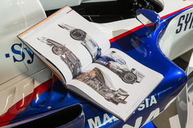 Ein ganzer und ein halber BMW-Sauber F1.08 | Inside Formel 1 – Lap 2 – Spannende Szenen aus sieben Jahrzehnten Ein ganzer und ein halber BMW-Sauber F1.08 | Inside Formel 1 – Lap 2 – Spannende Szenen aus sieben Jahrzehnten