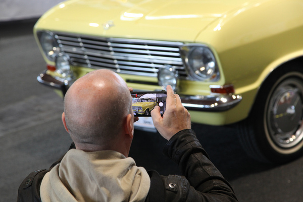 Ein gelber Opel Kadett ist immer für ein Foto gut - Motorworld Classics Bodensee 2022