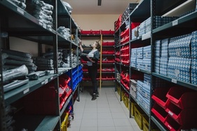 Ein gut sortiertes Lager bei der partworks GmbH in Paderborn (DE)