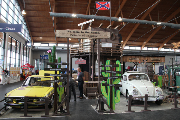 Ein heruntergelebter Audi 100 und ein restaurierter VW Käfer im Saloon - Motorworld Classics Bodensee 2019