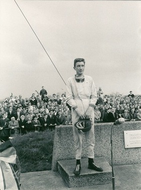 Ein junger Jo Siffert geniesst den Moment bei der Siegerehrung des GP der Nationen 1962 in Berlin