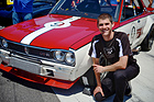 Ein junger Nachwuchs-Rennfahrer aus der Nissan GT Academy erfreut sich aber dem alten GT-R, den er selber wohl nie fahren wird - Classic Motorsports Mitty 2018