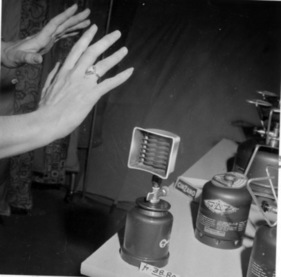 Ein kleiner Ofen ist beim Campieren praktisch - Genfer Autosalon 1960