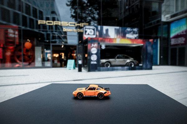 Ein kleiner Traum vor dem Porsche-Brand-Store-Stuttart – 70 Jahre Matchbox