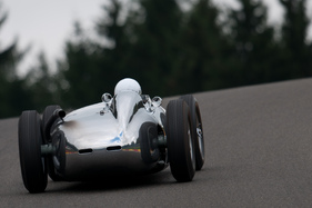 Ein komplett verchromter Lister-Jaguar Monzanapolis (1958), leicht verwirrend, dass man die Räder so gut spiegeln sieht – Spa Six Hours 2013 «Historic Grand Prix Cars Association» (Fahrer Rod Jolley) Ein komplett verchromter Lister-Jaguar Monzanapolis (1958), leicht verwirrend, dass man die Räder so gut spiegeln sieht – Spa Six Hours 2013 «Historic Grand Prix Cars Association» (Fahrer Rod Jolley)