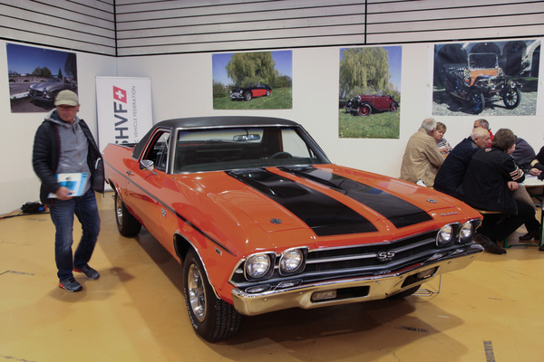 Ein kräftiger Amerikaner auf dem Stand des Oldtimer-Verbands SVHF - Oldtimermesse St. Gallen