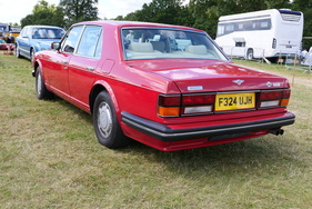 Ein leuchtendes Rot steht diesem Bentley Turbo R von 1988 sehr gut