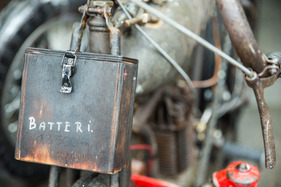 Ein moderner Akku würde einfach deplaziert aussehen – Auto e Moto d'Epoca 2024 Ein moderner Akku würde einfach deplaziert aussehen – Auto e Moto d'Epoca 2024