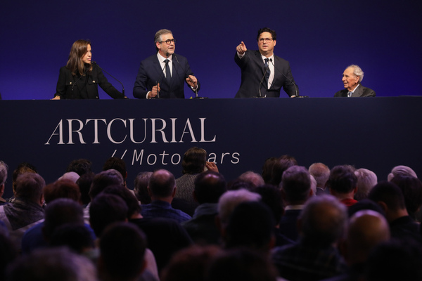 Ein neues Gebot wird gesichtet – Artcurial-Versteigerung – Rétromobile Paris 2025