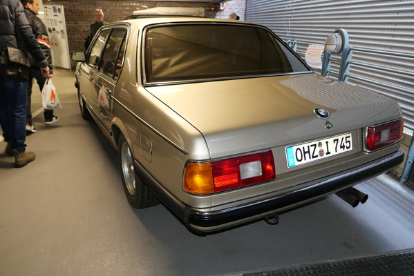 Ein rarer BMW 745i Executive von 1986 mit 252-PS-Turbomotor und relativ geringer Laufleistung von 147'300 Kilometern: angeboten für 24'500 Euro – Bremen Classic Motorshow 2025