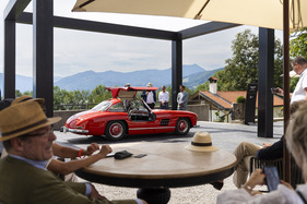 Ein roter Mercedes-Benz 300 SL Flügeltürer am Concours of Elegance Germany 2024