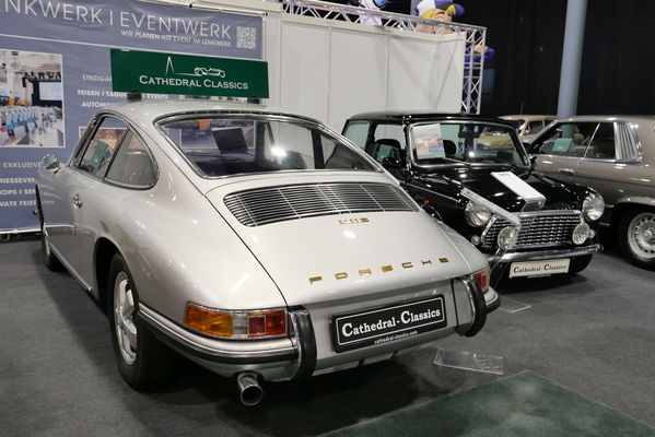 Ein schöner Rücken kann auch entzücken, doch hier kommt es vor allem auf den Buchstaben "S" an, der die Begehrlichkeit eines frühen "Elfers" nochmals deutlich erhöht: Porsche 911 S von 1967, komplett restauriert, Preis auf Anfrage – Bremen Classic Motorshow 2025