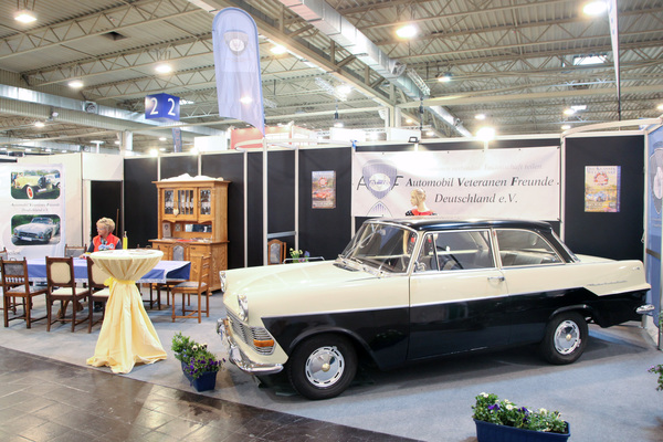 Ein schöner zweifarbiger Opel Rekord auf dem Stand der Automobil-Veteranen-Freunde Deutschlands (Techno Classica 2017)