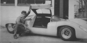 Ein sehr stolzer Brian Sherwood mit dem fertigen Piper GTR, vor der Piper Fabrik Ein sehr stolzer Brian Sherwood mit dem fertigen Piper GTR, vor der Piper Fabrik