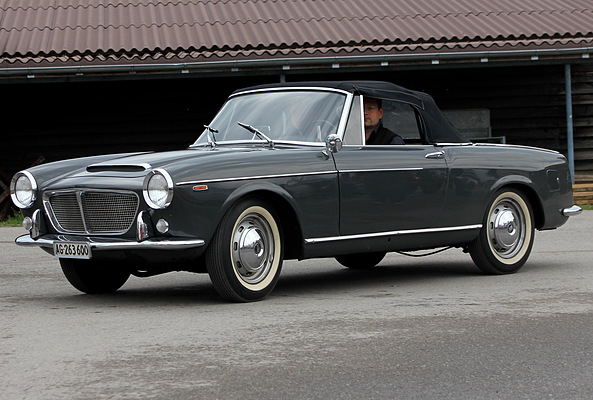 Ein seltenes Fiat 1200 Cabriolet fährt ein, ...
