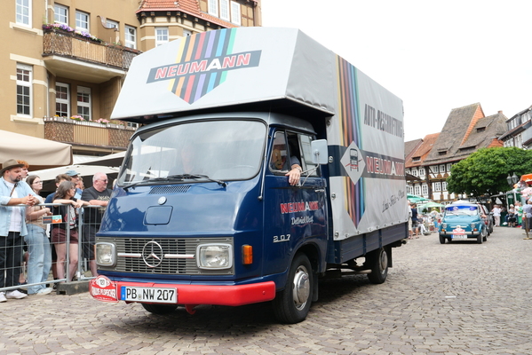 Ein sogenannter „Harburger Transporter“, weil er aus einer Produktion des Tempo Matador in Hamburg-Harburg hervorging. Er wurde dann Hanomag F (20 bis 35) genannt, später Hanomag-Henschel und zuletzt übernahm Mercedes-Benz die Produktion – Einbecker Oldtimertage 2025