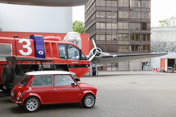 Bild: Ein später Mini vor einem Willys Jeep - 8. SHVF-Delegiertenversammlung am 29. April 2023