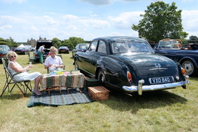 Ein stilvolles Picknick gehört immer dazu. Der Kofferraum des Bentley S Continental Two-Door Saloon mit Karosserie von James Young ist groß genug für alles