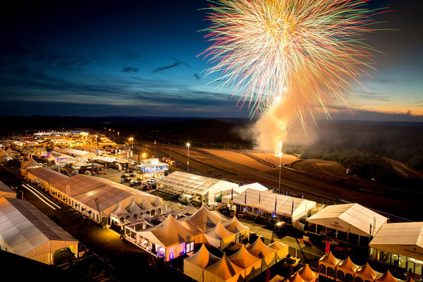 Bild: Ein stimmungsvoller Höhepunkt beim AvD-Oldtimer-Grand-Prix ist das Feuerwerk, mit dem die Sportwagen und GTs der 50er-Jahre am Samstagabend nach der Zieldurchfahrt begrüßt werden