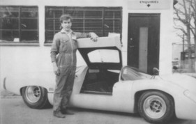Ein stolzer Brian Sherwood mit dem fertigen Piper GTR, vor der Piper Fabrik