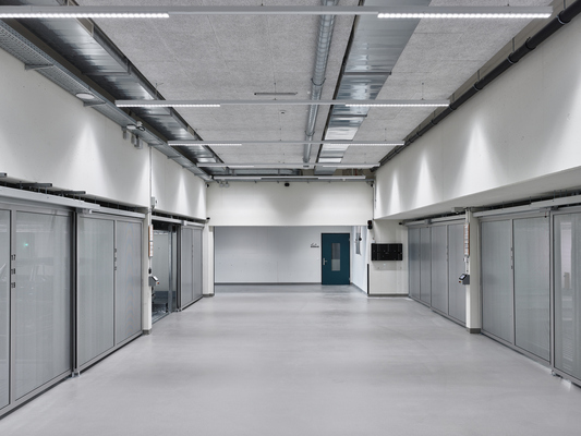 Ein technischer Leckerbissen ist das halbautomatische Parksystem, in dem 28 Fahrzeuge übereinander und nebeneinander gelagert sind - Autohalle Andelfingen