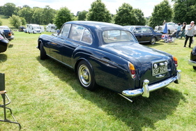 Ein typisches Merkmal dieser Karosserieform ist die Anordnung des hinteren Nummernschildes auf einem gemeinsamen Tableau mit zwei darüber liegenden Rückfahrlampen