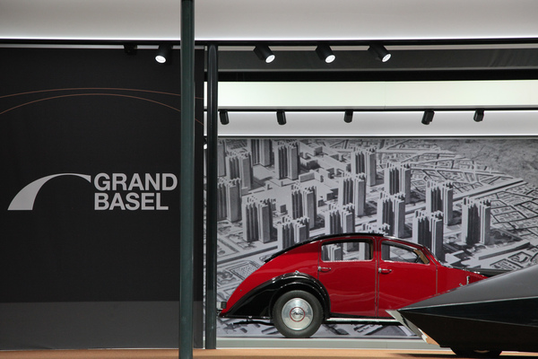 Image: An over 80-year-old classic (Avions Voisin C25 Aerodyne, 1935) and a modern design concept (Lo Res Car, 2017) - Grand Basel Preview 2017