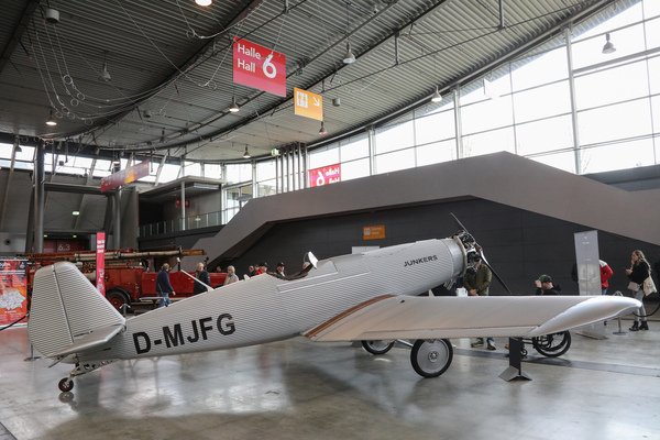 Ein veritables Flugzeug in Halle 6 - flugfähiger Nachbau einer Junkers - 24. Retro Classics Stuttgart 2025