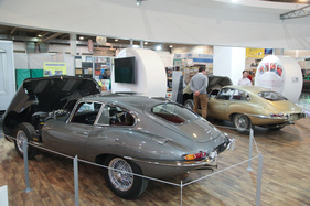 Ein wiedergebohrener Jaguar E-Type Series 1, dahinter die Basis für den nächsten (Techno Classica Essen 2017) (1965)