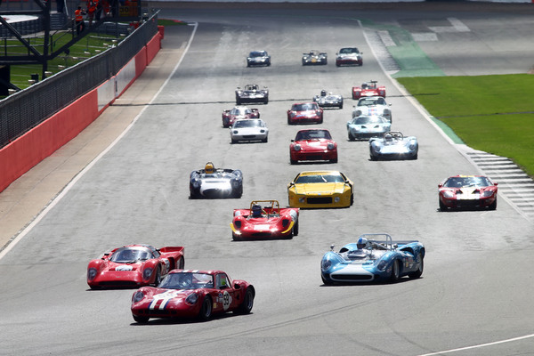 Einbiegen in die erste Kurve - FIA Masters Sportscar Trophy - Silverstone Classic 2017