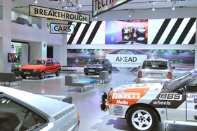 Einblick in die "AHEAD – Stories of Transformation"-Ausstellung im DRIVE. Volkswagen Group Forum