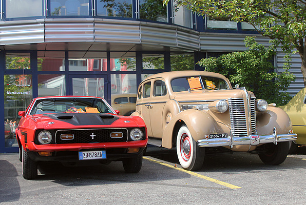 Bild: Eindrücke vom 29. US-Car-Treffen American Live 2011 - Alt und neu nebeneinander - Buick 8 und Ford Mustang