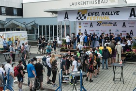 Eindrücke vom ADAC Eifel Rallye Festival 2014 - Autogrammstund e- geduldiges Anstehen