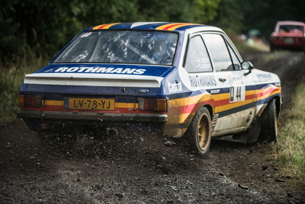 Eindrücke vom ADAC Eifel Rallye Festival 2014 - Der Ford Escort driftet um die Kurve