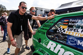 Eindrücke vom ADAC Eifel Rallye Festival 2014 - Rallye-Meile in Daun. Es wird geschoben