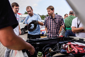 Eindrücke vom ADAC Eifel Rallye Festival 2014 - Rallye-Meile in Daun. Es wird getüftelt