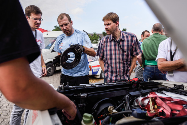 Eindrücke vom ADAC Eifel Rallye Festival 2014 - Rallye-Meile in Daun. Es wird getüftelt
