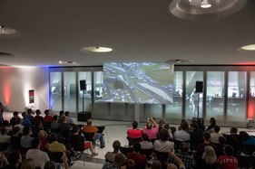 Eindrücke vom Anlass "Le Mans & Zuffenhausen" am 13./14. Juni 2015 - Das Publikum verfolgt die Live-Übertragung der 24 Stunden auf Leinwänden mit