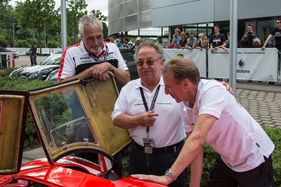 Eindrücke vom Anlass "Le Mans & Zuffenhausen" am 13./14. Juni 2015 - "Ja, passen wir da überhaupt noch rein?", scheint Rennfahrer Kuhr Ahrens hier zu fragen, der hier mit Achim Schmid (links) und Walter Layer (rechts) steht