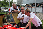 Eindrücke vom Anlass "Le Mans & Zuffenhausen" am 13./14. Juni 2015 - "Ja, passen wir da überhaupt noch rein?", scheint Rennfahrer Kuhr Ahrens hier zu fragen, der hier mit Achim Schmid (links) und Walter Layer (rechts) steht