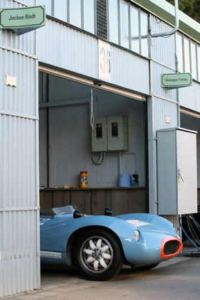Eindrücke vom AvD Oldtimer Grand Prix 2013 - ein Cooper Bobtail aus dem Jahre 1955 in der alten Boxenanlage des Nürburgrings