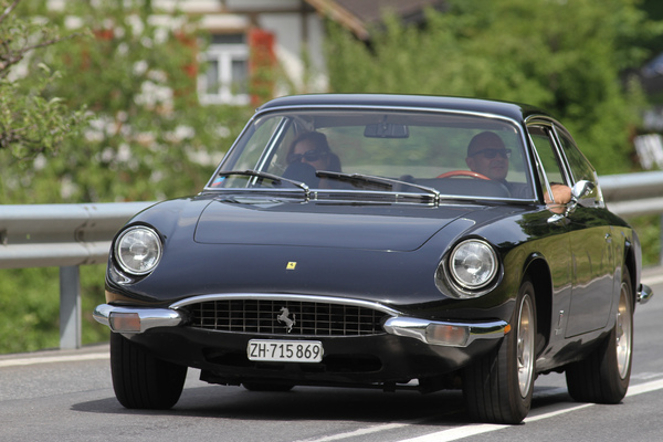 Eindrücke vom Kerenzerberg Revival 2015 - Als Sondereinlage prominierten eine Gruppe älterer und neuerer Ferrari Sportwagen an den Zuschauern vorbei